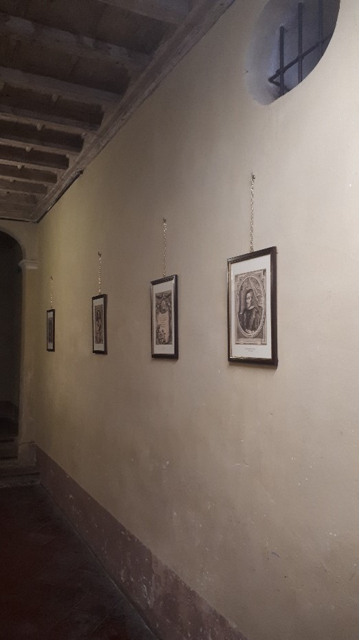 Valorizzazione dellandito di passaggio al piano terra di Palazzo Arese Borromeo con allestimento di effigi a stampa di personaggi di Casa Arese e Borromeo